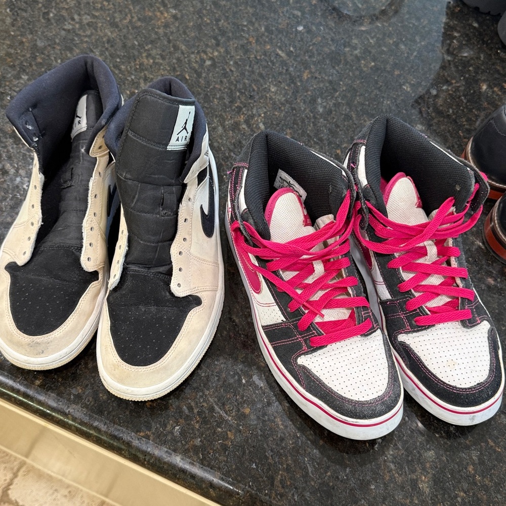 Nike Hot Pink/Black sz 10
White/Black sz 10.5
Both women’s size
X lent cond